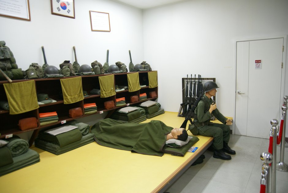 Солдаты спят в военной форме