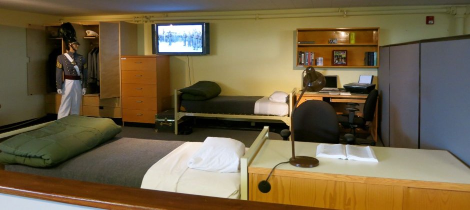 Кровать-подиум с ящиками в маленькой комнате