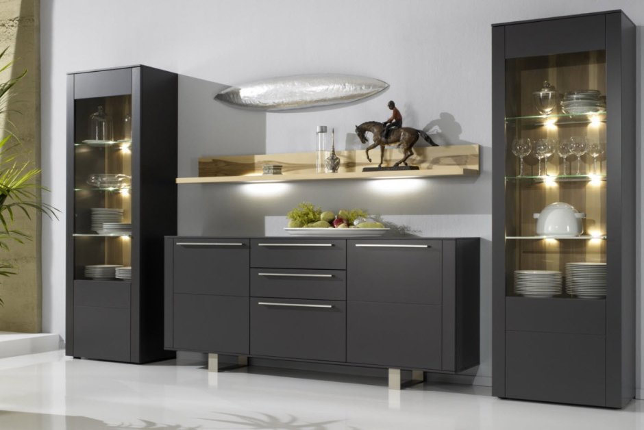 Стеклянные полки на кухне