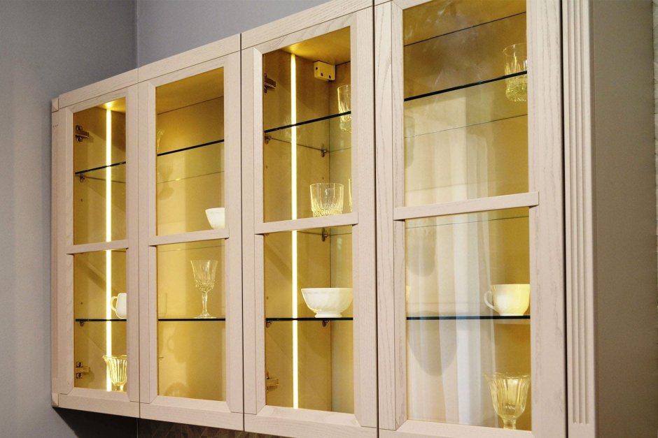 Кухонный гарнитур со стеклянными фасадами