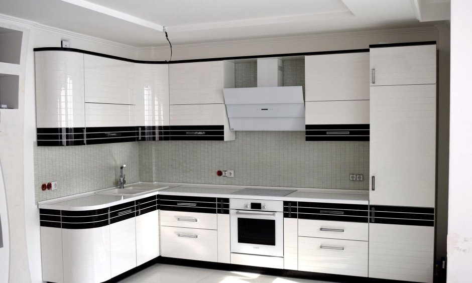 Черно белая угловая кухня