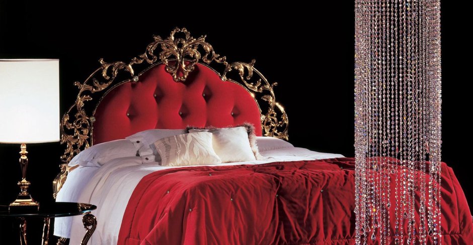 Красная кровать