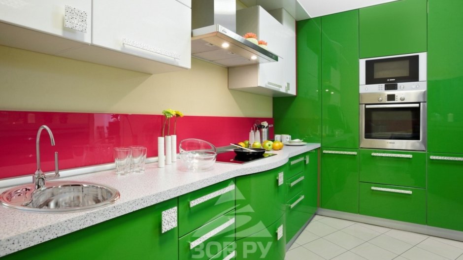 Красная кухня с зеленым фартуком