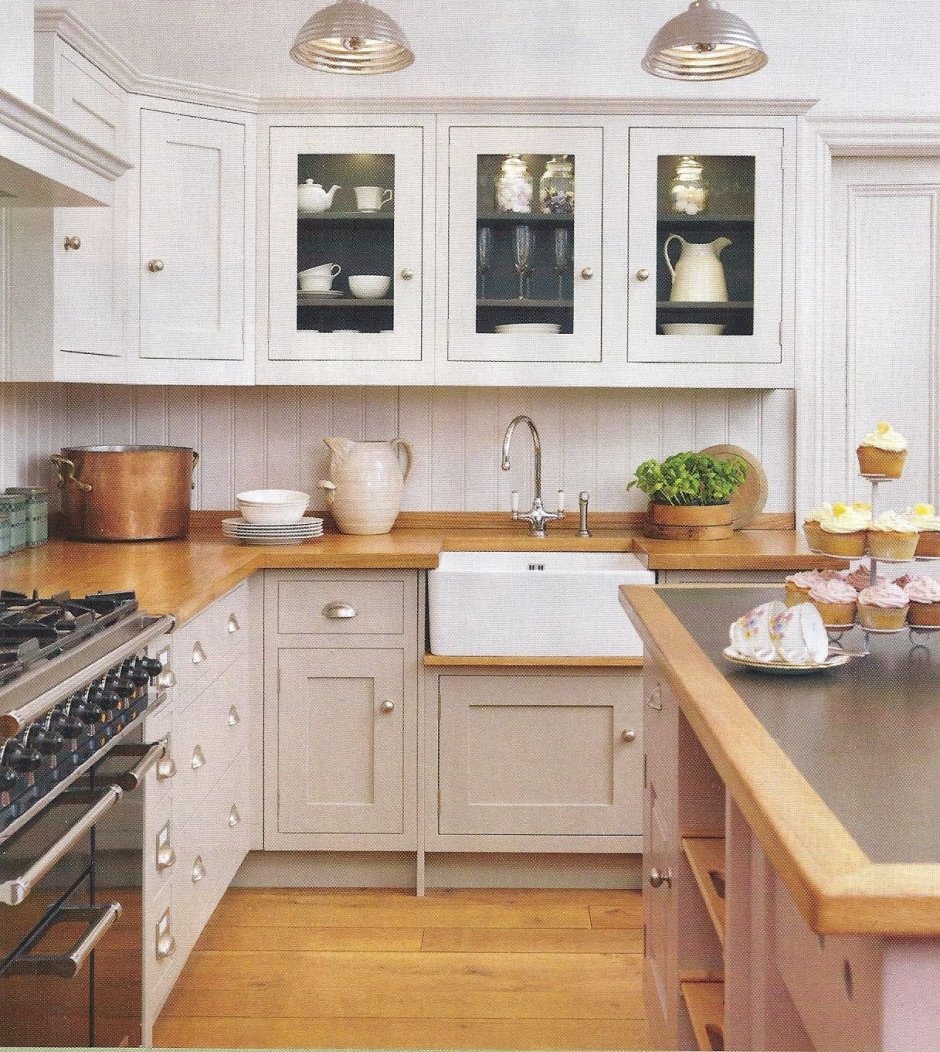 Белая классическая кухня с деревянной столешницей