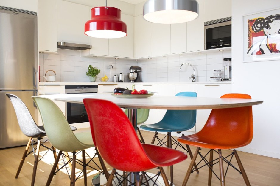 Разноцветные стулья на кухню