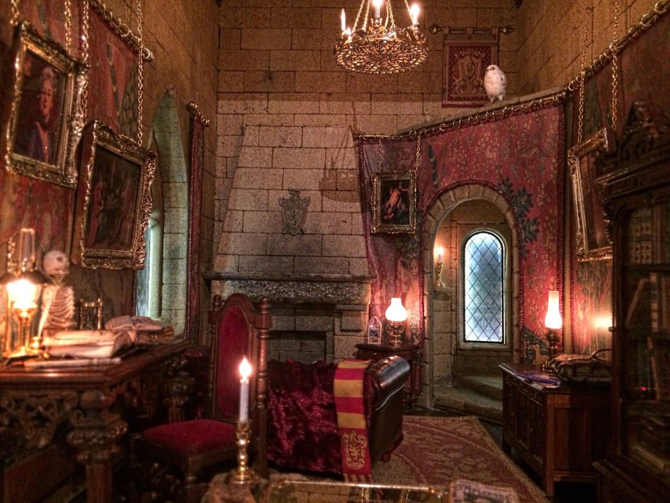 Комната в стиле Гарри Поттера для девочек Гриффиндора