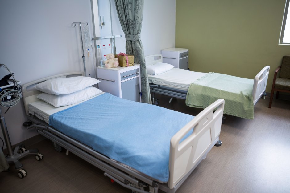Больница палата кровать