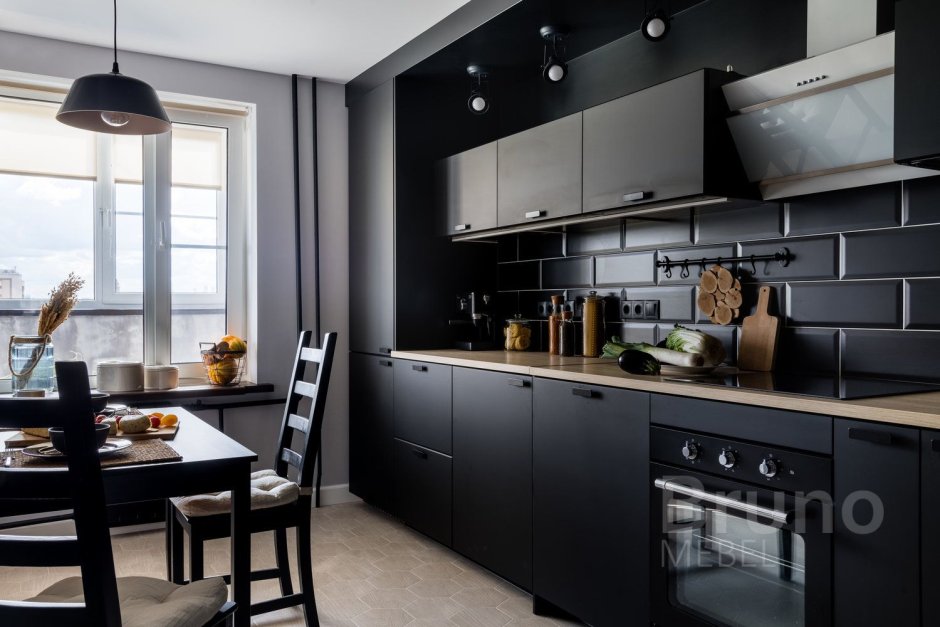 Темно-серый интерьер с черной кухней