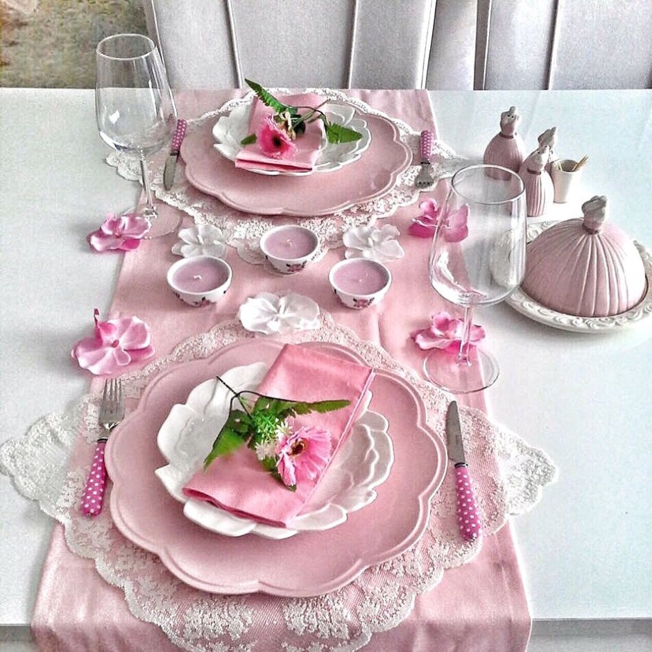 Сервировка стола в розовых тонах