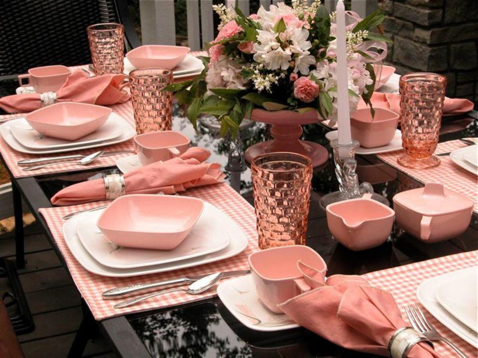 Сервировка стола с розовой посудой