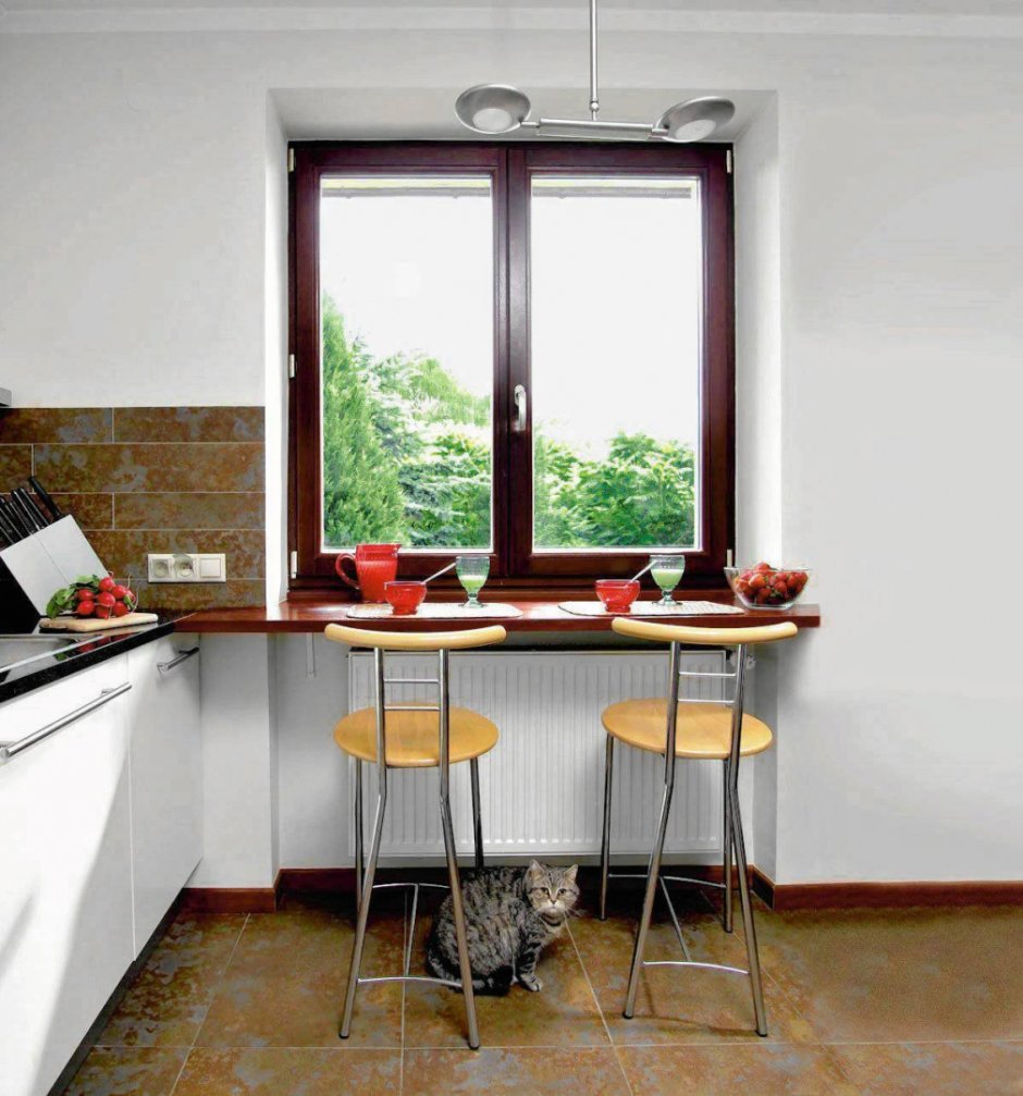 Интерьер кухни с окном