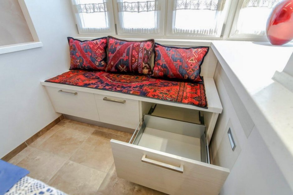 Кухонный диван со спальным местом для маленькой кухни