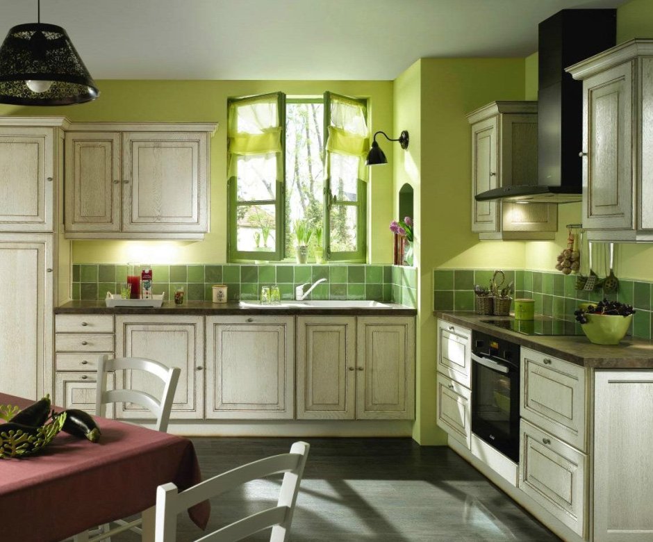 Белая кухня с фисташковыми стенами