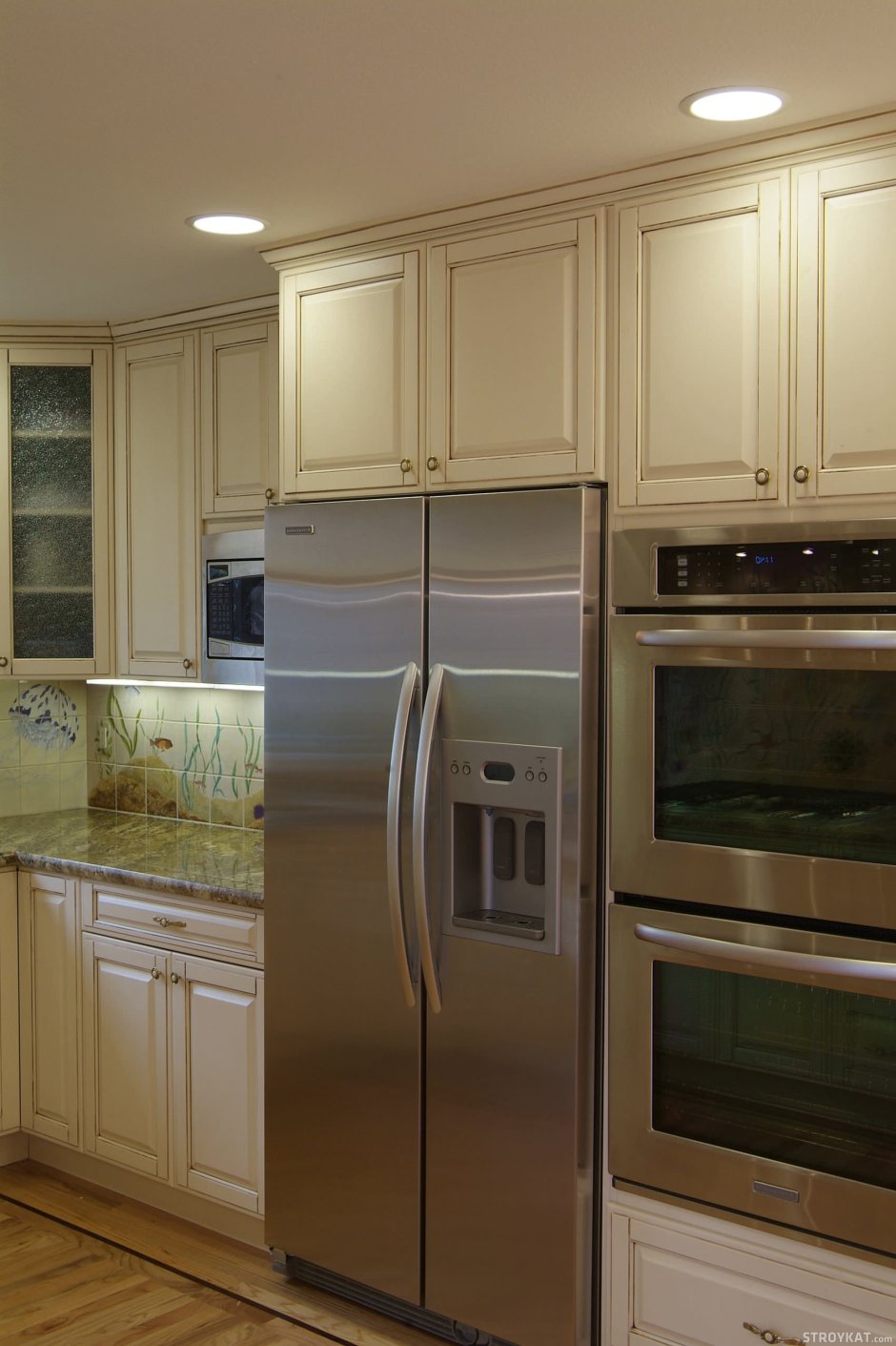 Двухдверный холодильник на кухне в классическом стиле