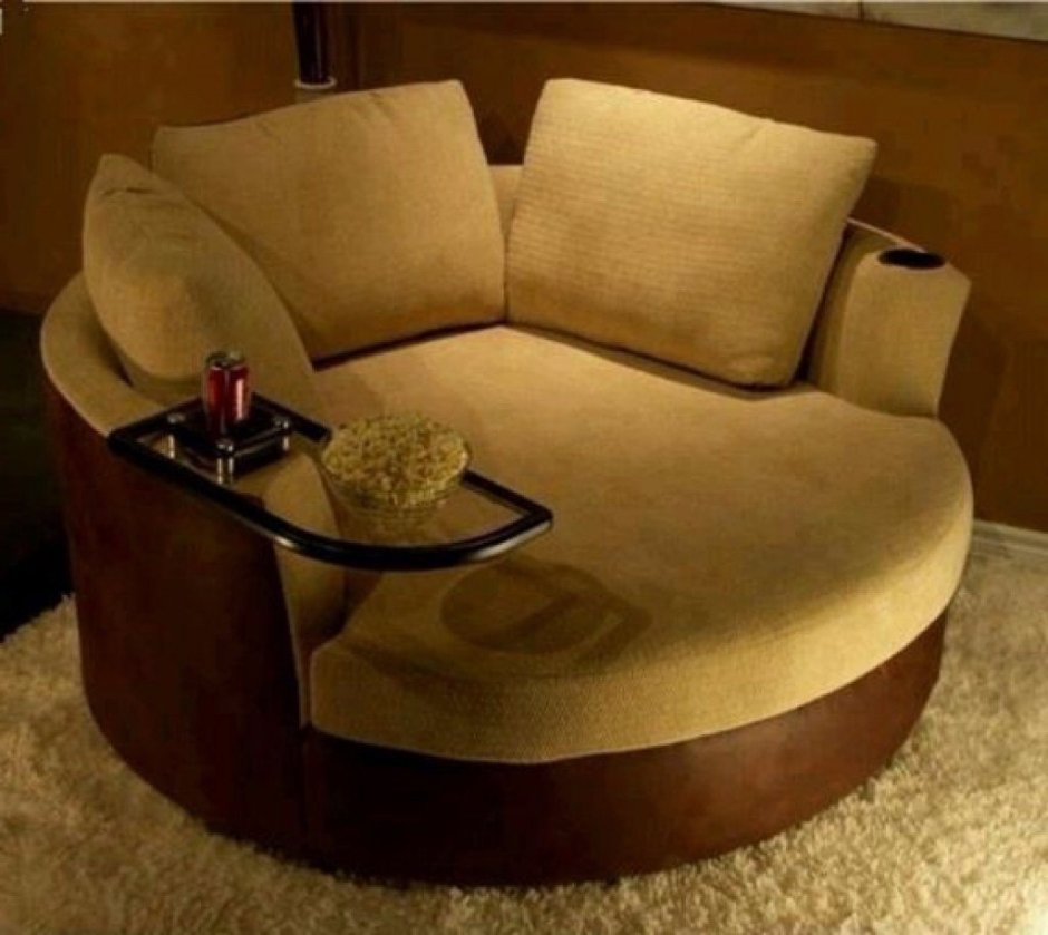 Круглый диван в маленькой гостиной