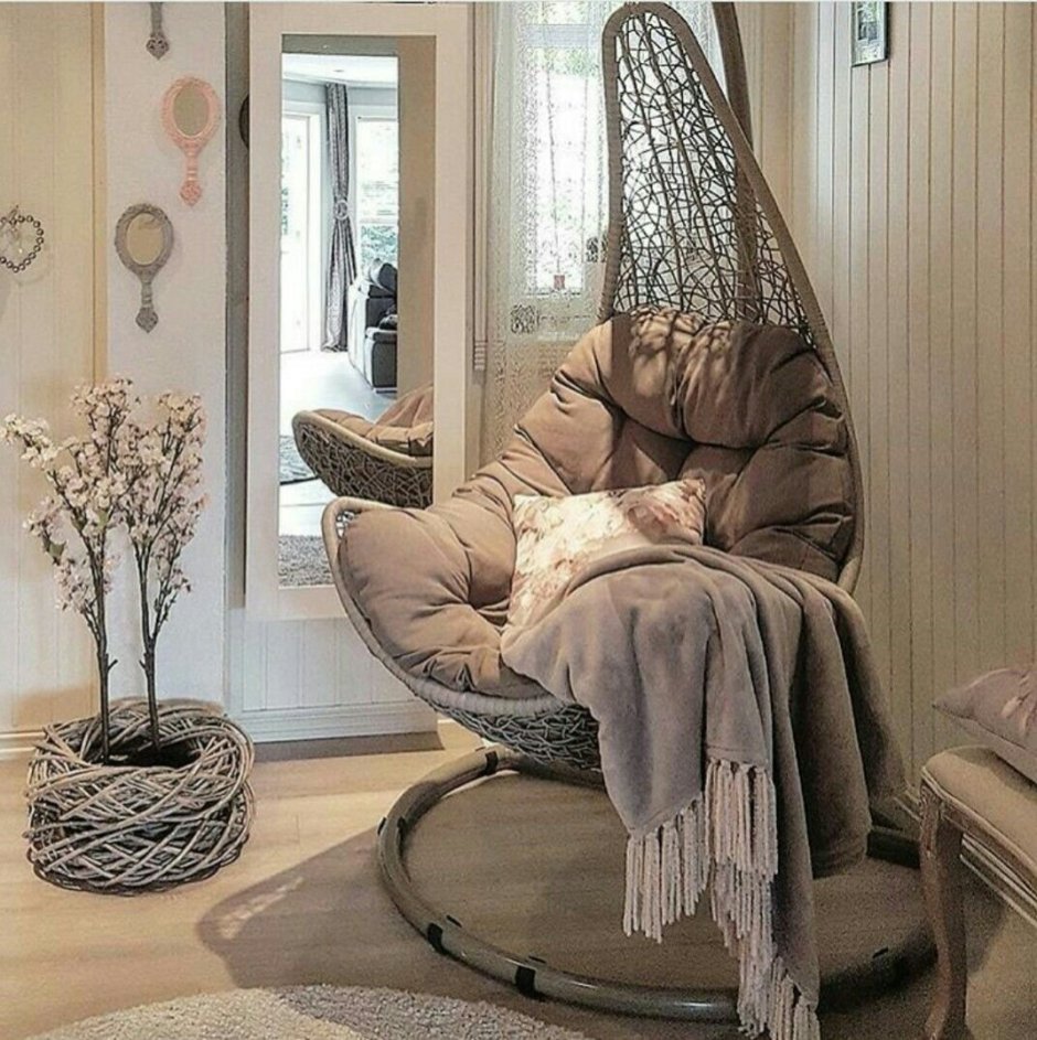 Подвесное кресло в спальне