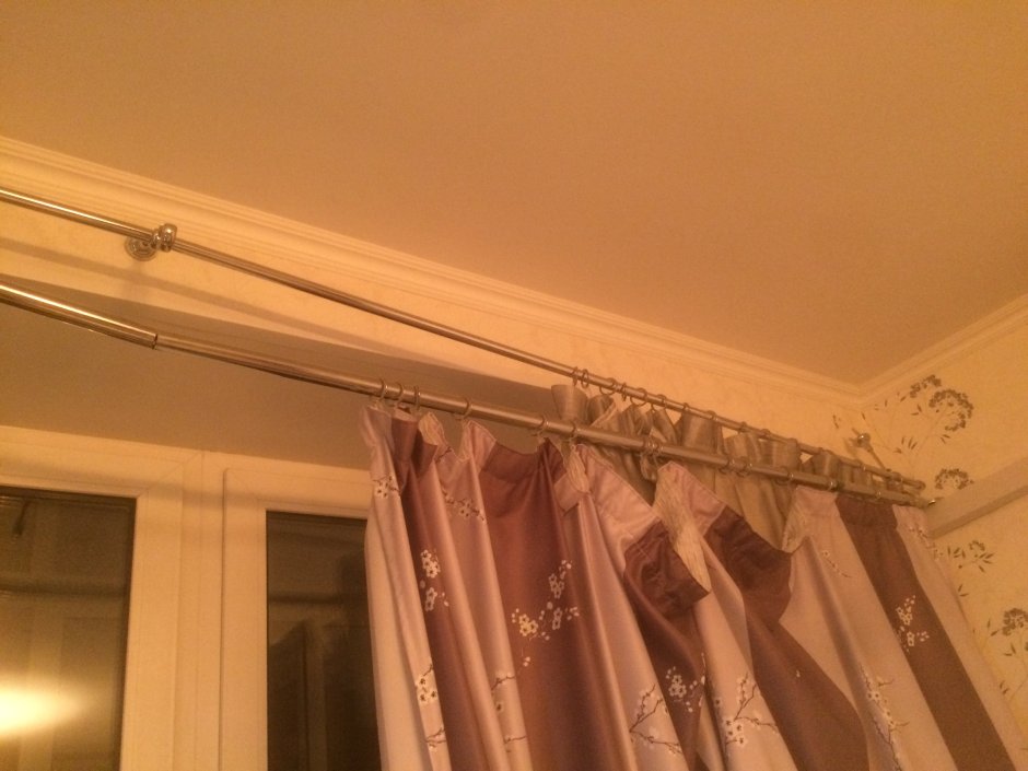 Сломанный карниз для штор