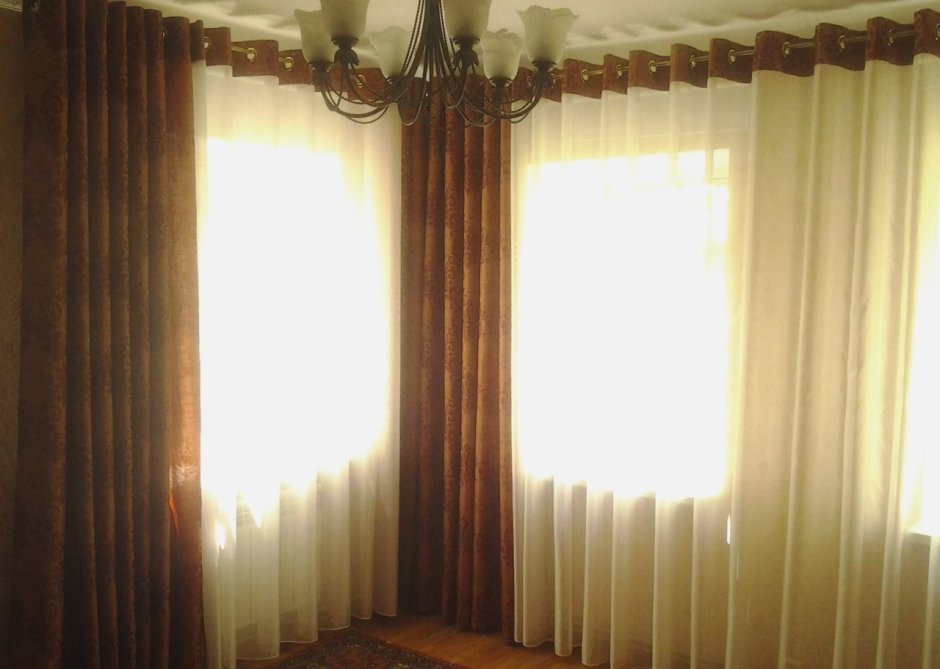 Шторы углом в комнате