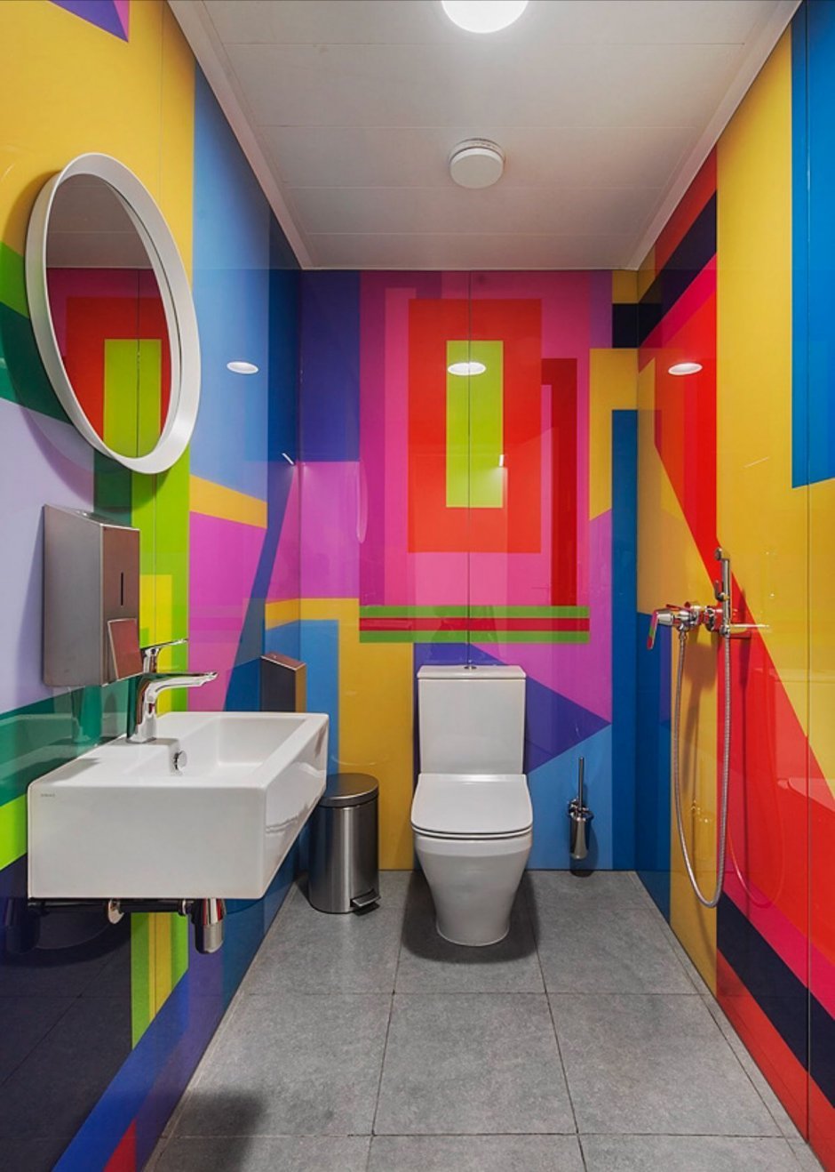 Разноцветный туалет