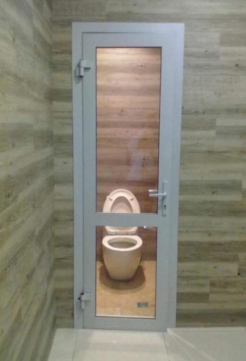 Стеклянный туалет