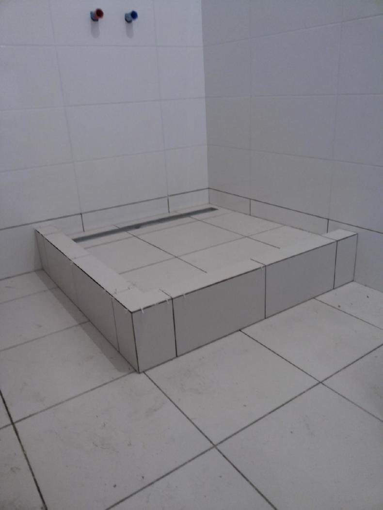 Душевой поддон из плит