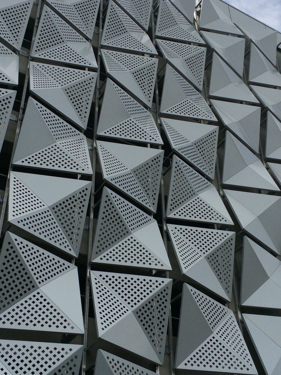 Параметрический фасад из металла