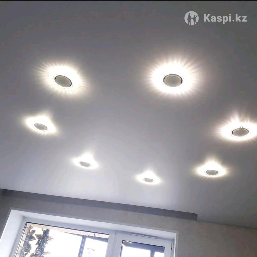 6 Лампочек на натяжном потолке