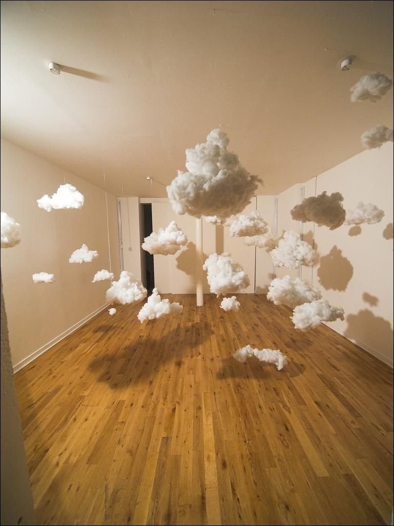 Облака в комнате на потолке