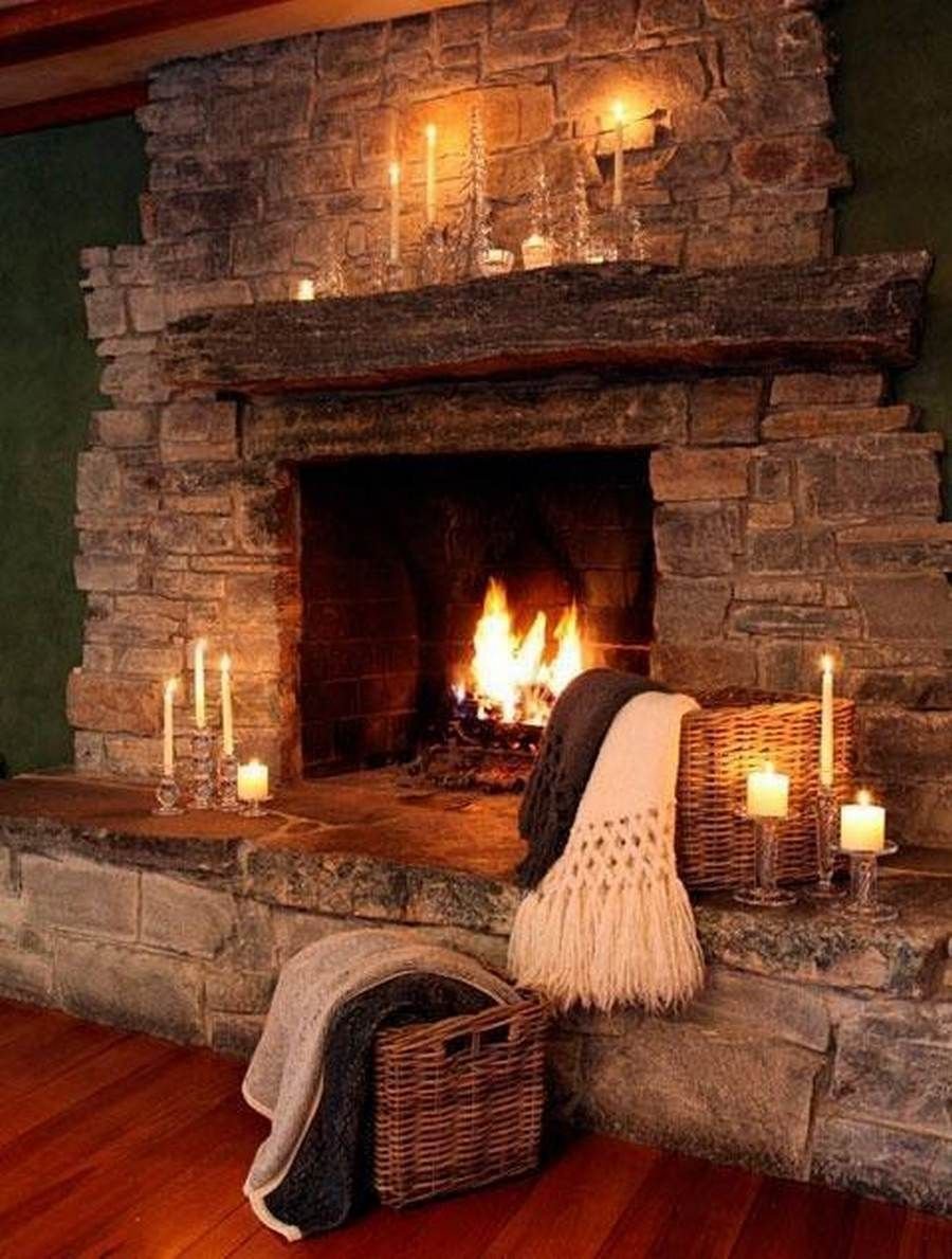 Уютная теплая комната с камином