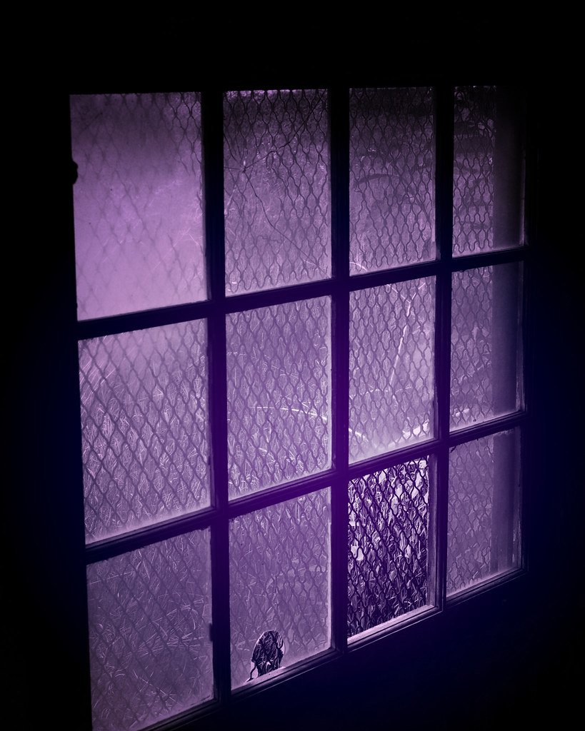 Фиолетовое окно фон