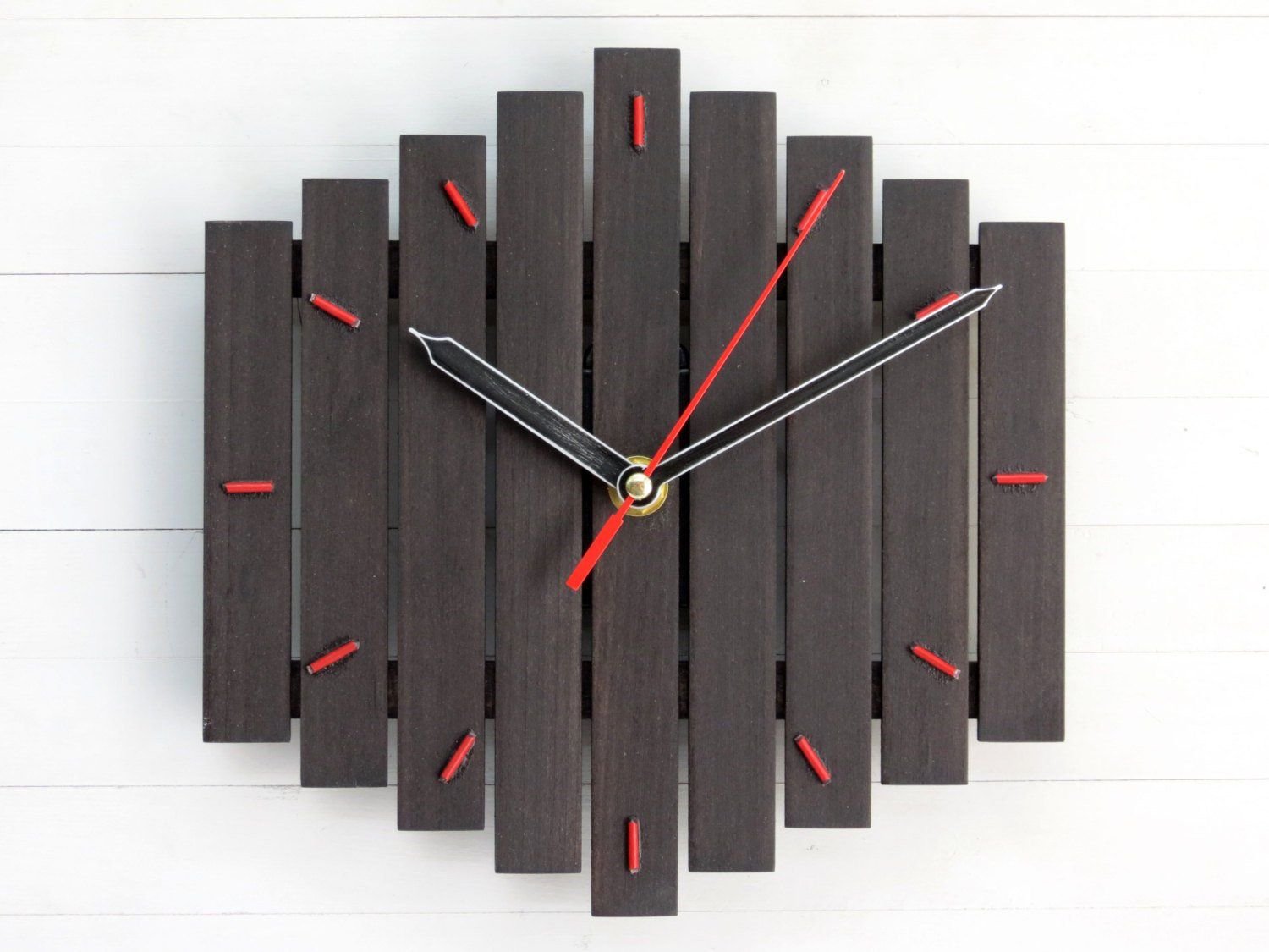 Пружина настенных часов. Часы настенные. Дизайнерские часы. Часы из деревянных реек. Часы настенные деревянные.