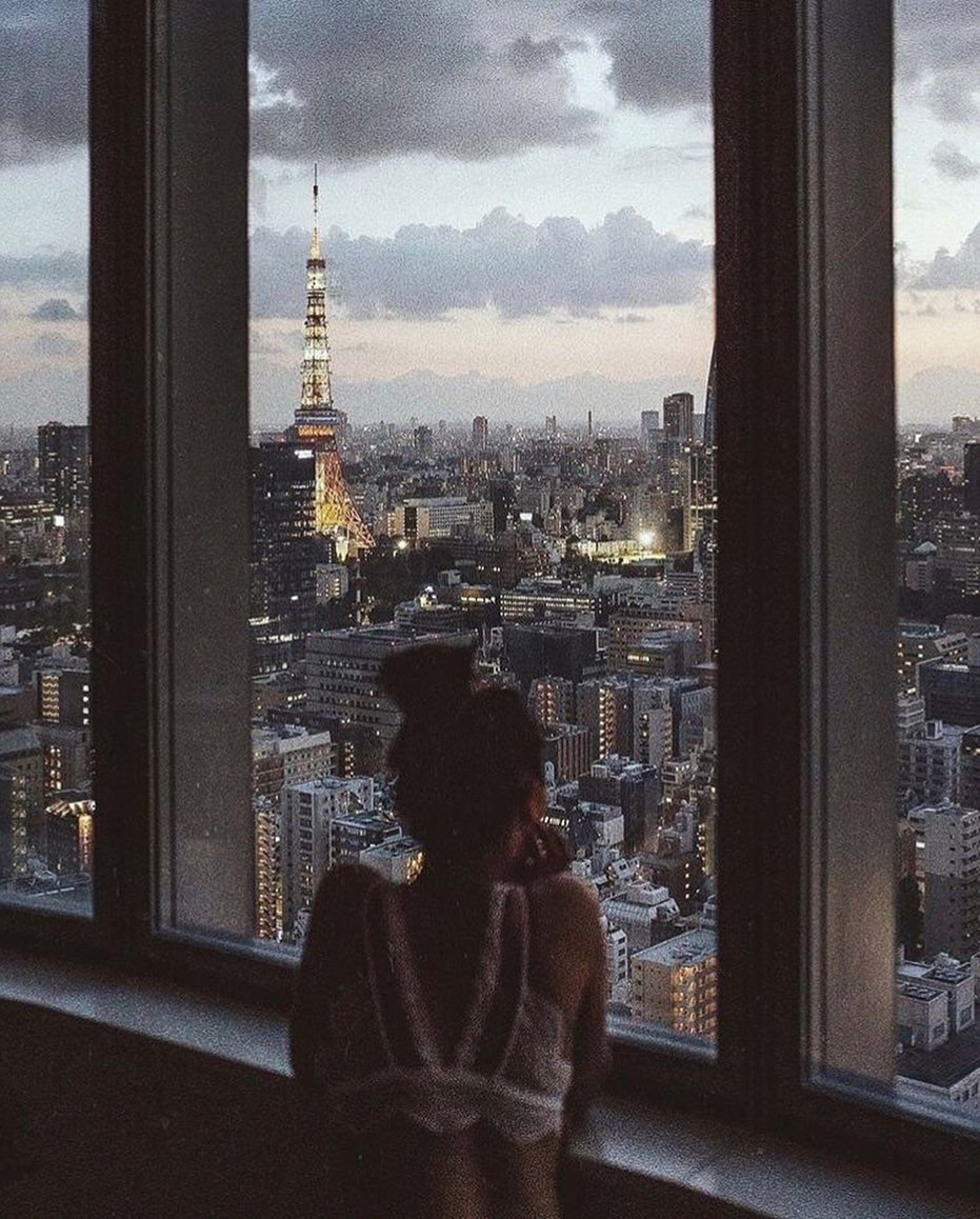 Девушка у панорамного окна
