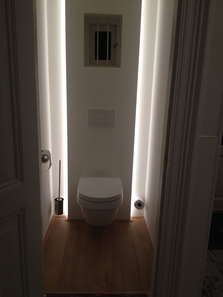 Подсветка инсталляции в туалете