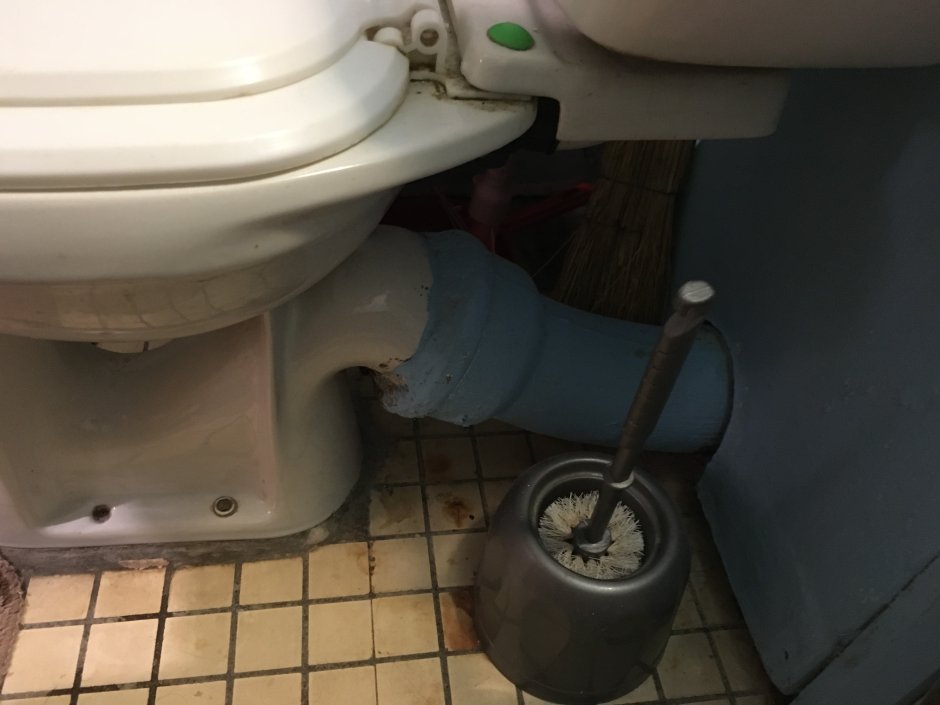 Туалет со столешницей и раковиной