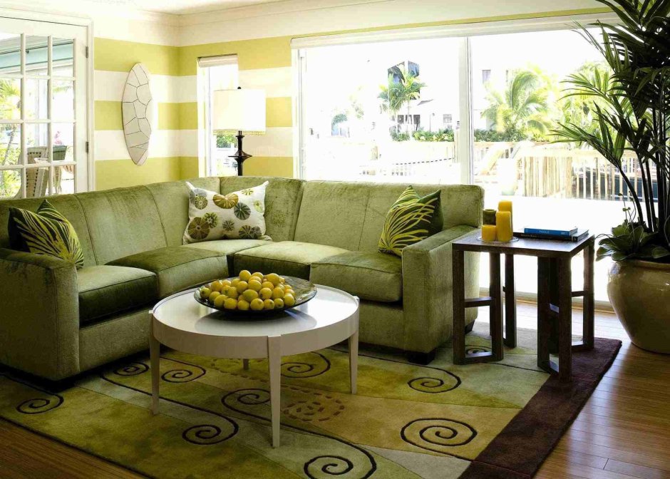 Оливковый диван в интерьере гостиной