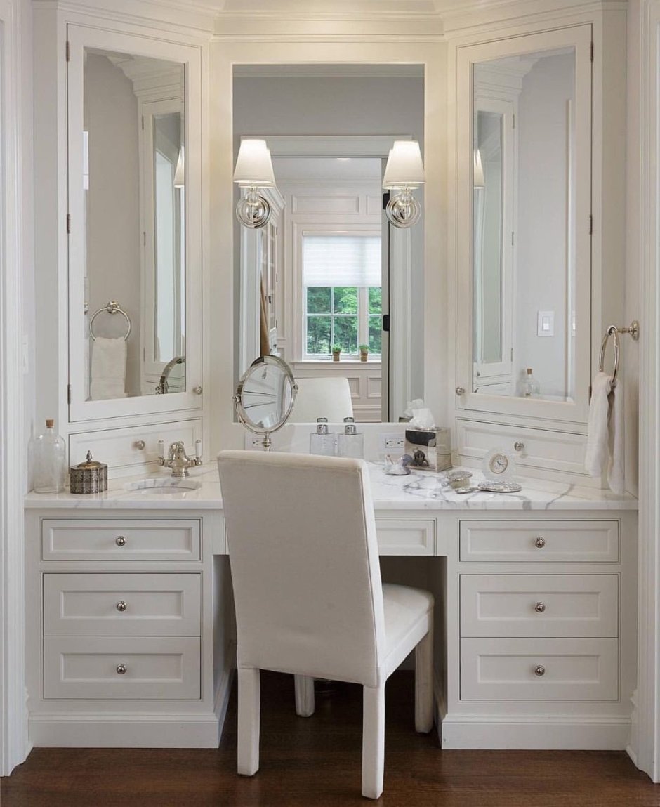 Туалетный столик с комодом и зеркалом