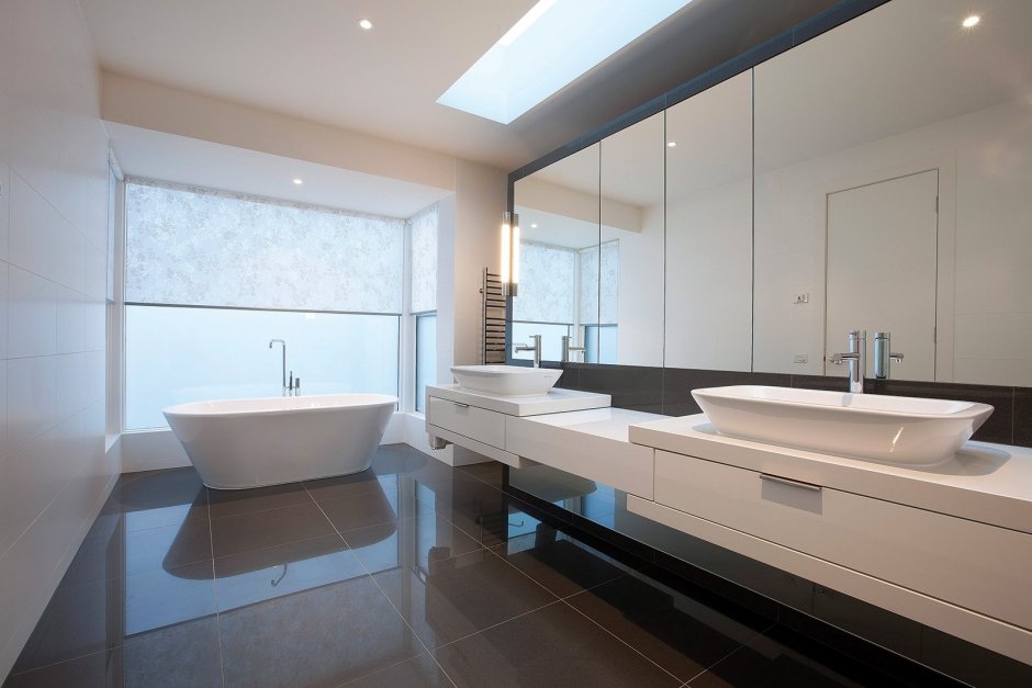 Ванная комната с двумя раковинами в современном стиле