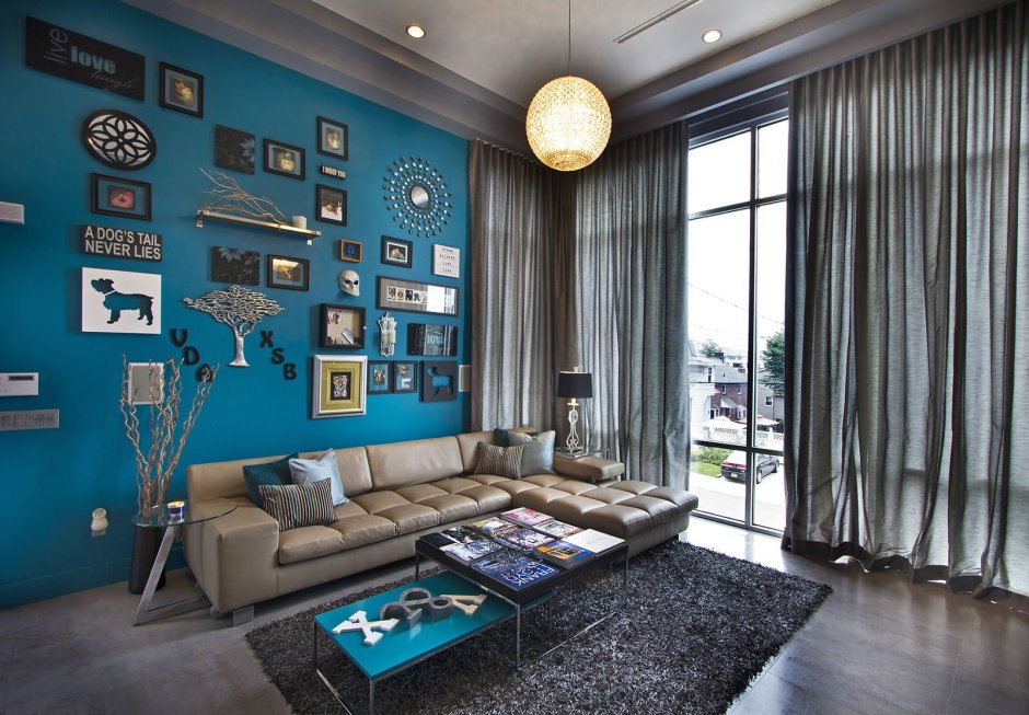 Рыжая гостиная мебель и голубой диван