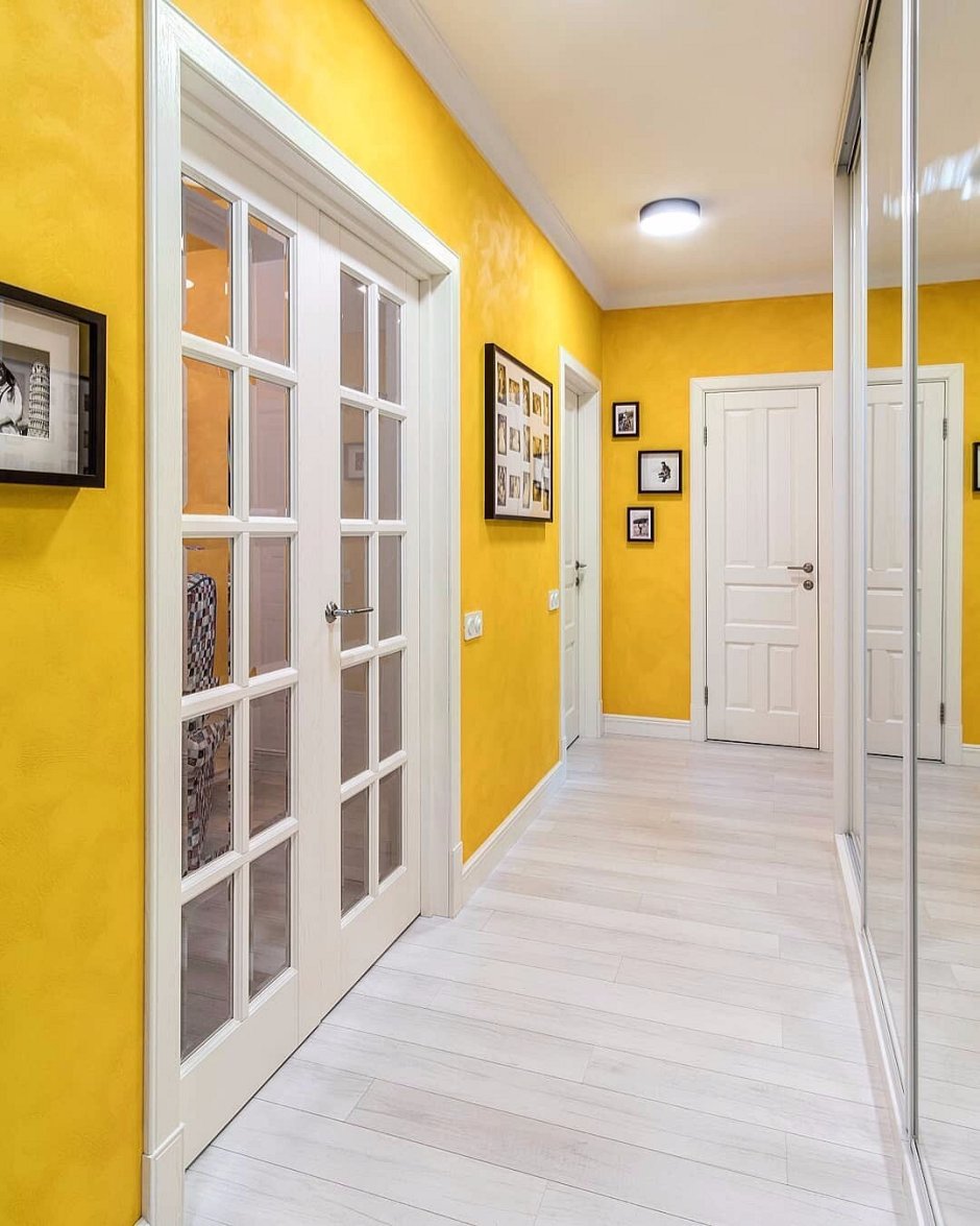Желтые стены в коридоре