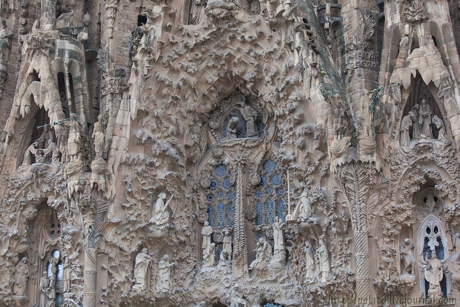 Храм Святого семейства Барселона фасад Рождества