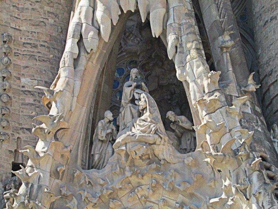 Западный фасад собора Святого семейства Антонио Гауди
