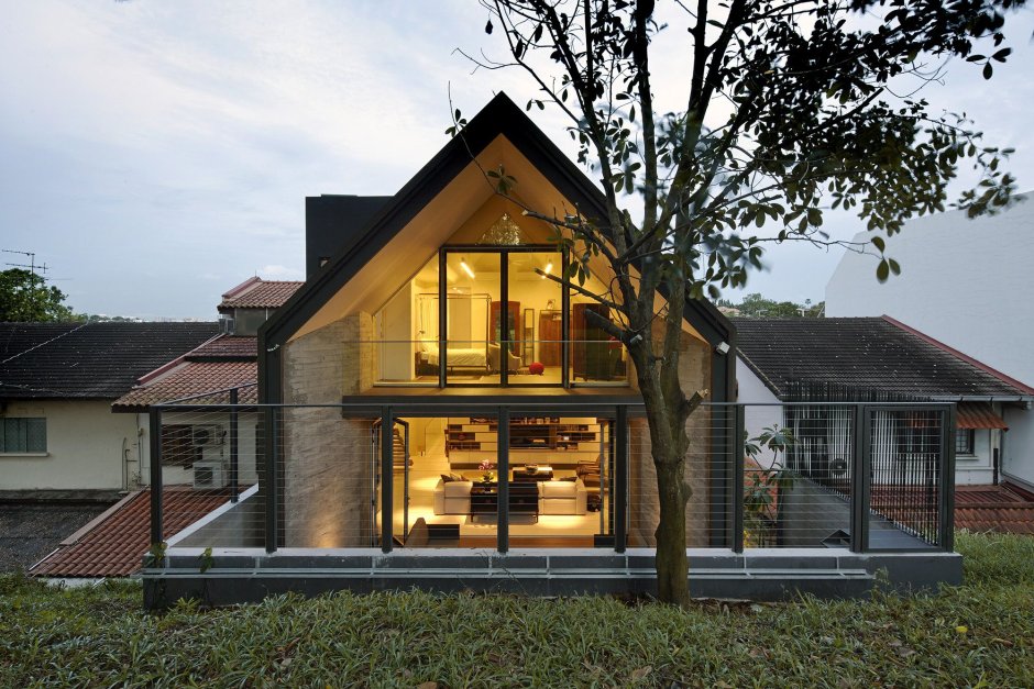 Двухэтажный дом с мансардной крышей и панорамными окнами