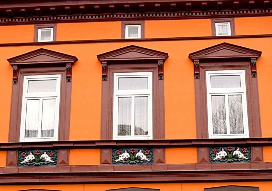 Узкие окна на фасаде