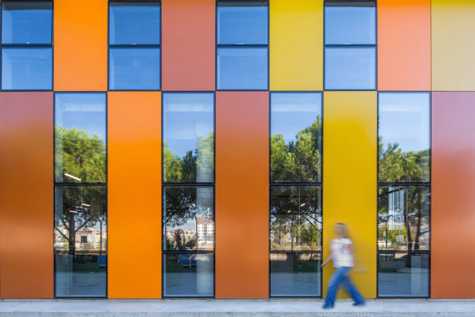Оранжевый фасад здания