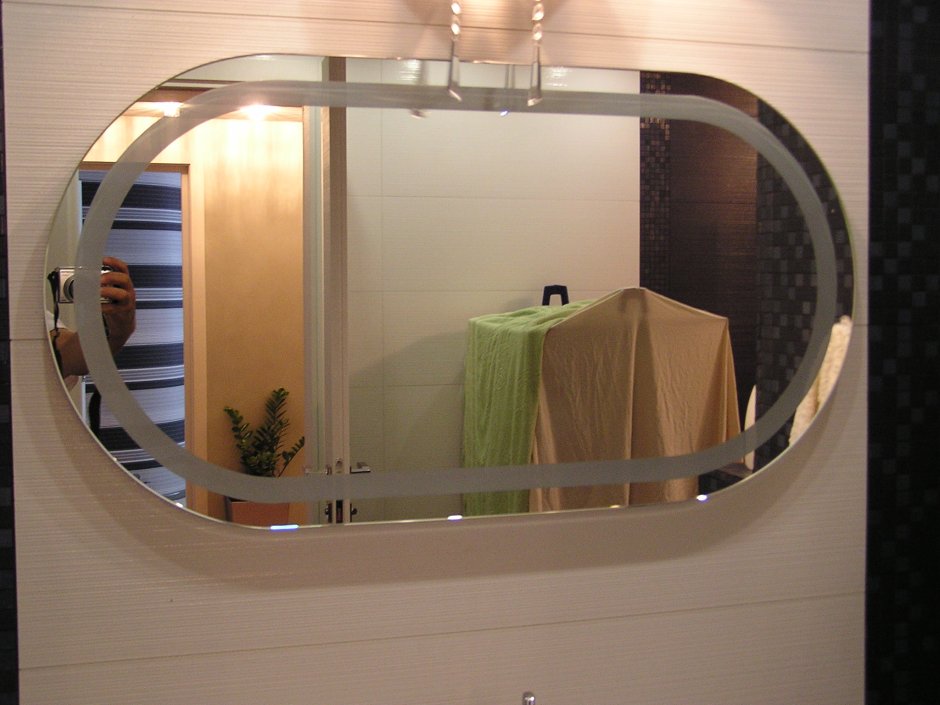 Фигурное зеркало в ванную
