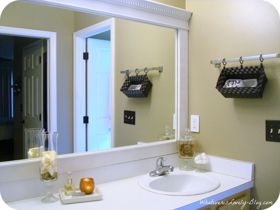 Небольшая ванная комната с большим зеркалом
