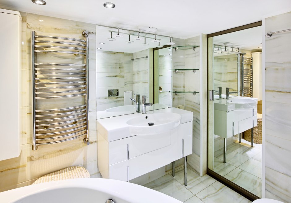 Зеркала и полотенцесушители в интерьере ванной