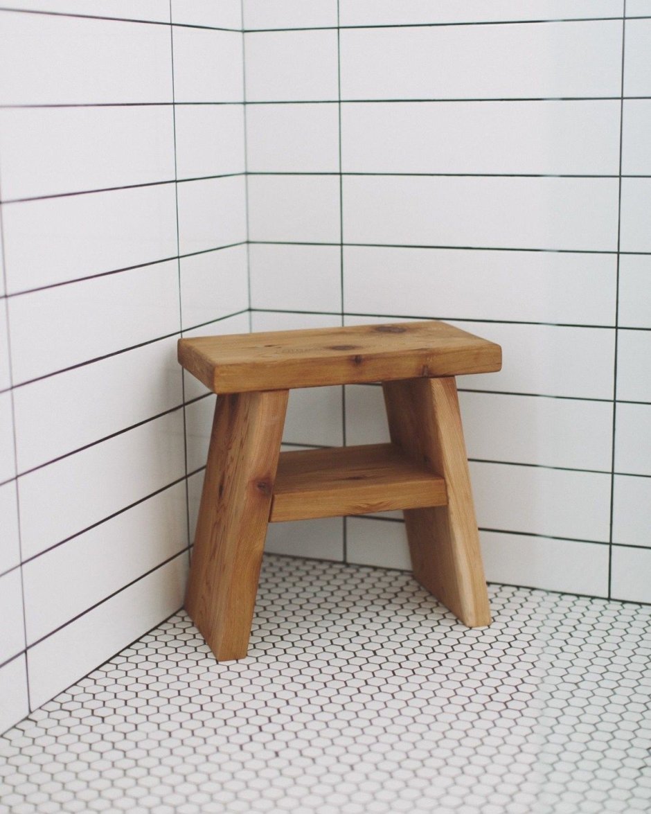 Табуретка для ванной деревянная