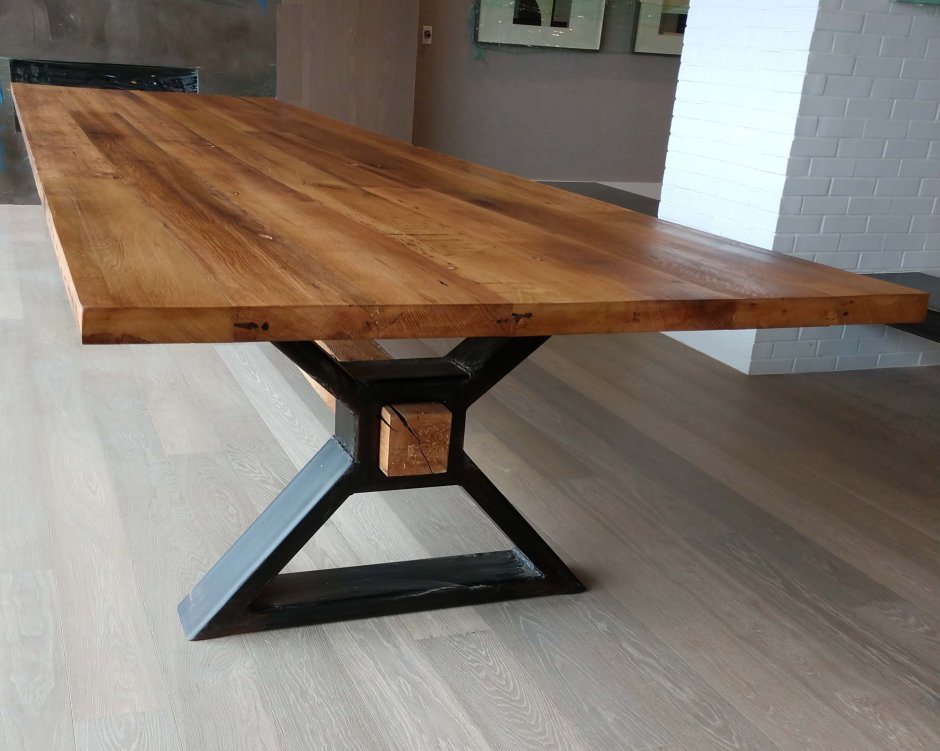 Деревянный стол с металлическим подстольем