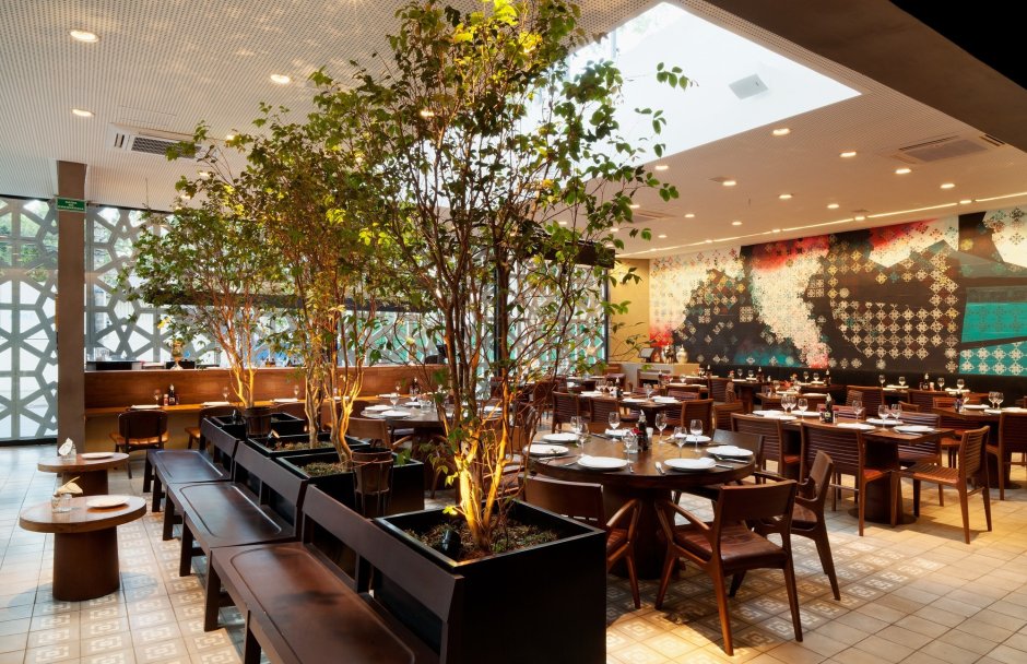 Дерево в интерьере ресторана